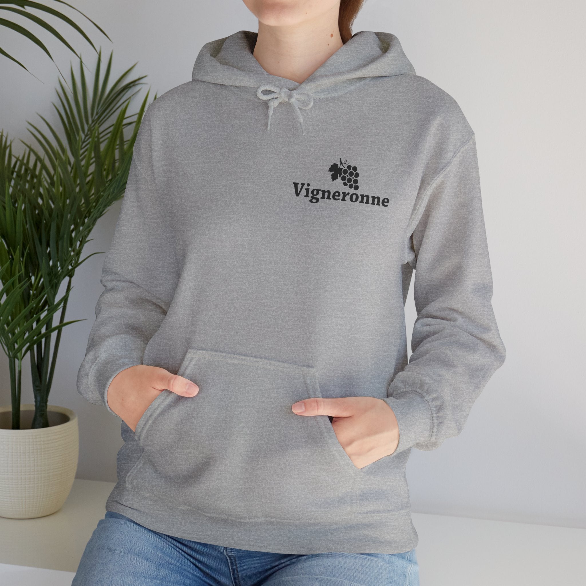 Hoodie Vigneronne offrant confort et chaleur pour la taille de la vigne in hiver.