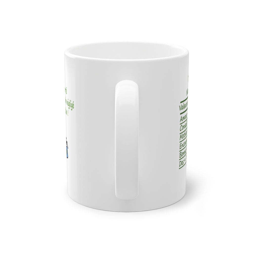 Maman agricultrice buvant du cafe dans le champ avec son mug Merci Maman