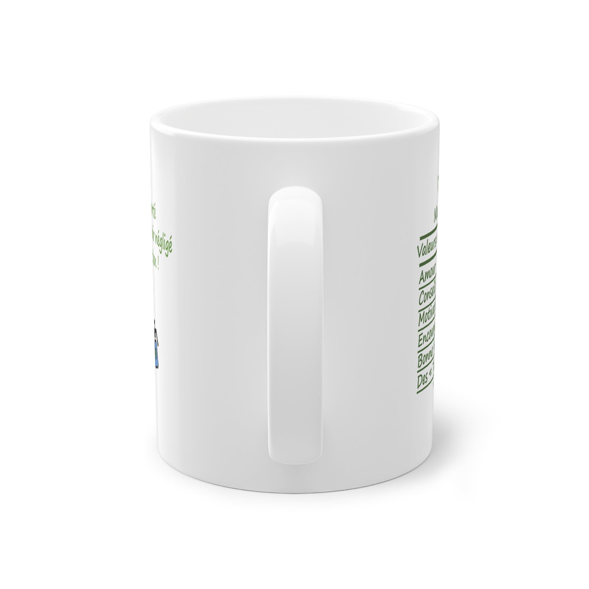 Maman agricultrice buvant du cafe dans le champ avec son mug Merci Maman