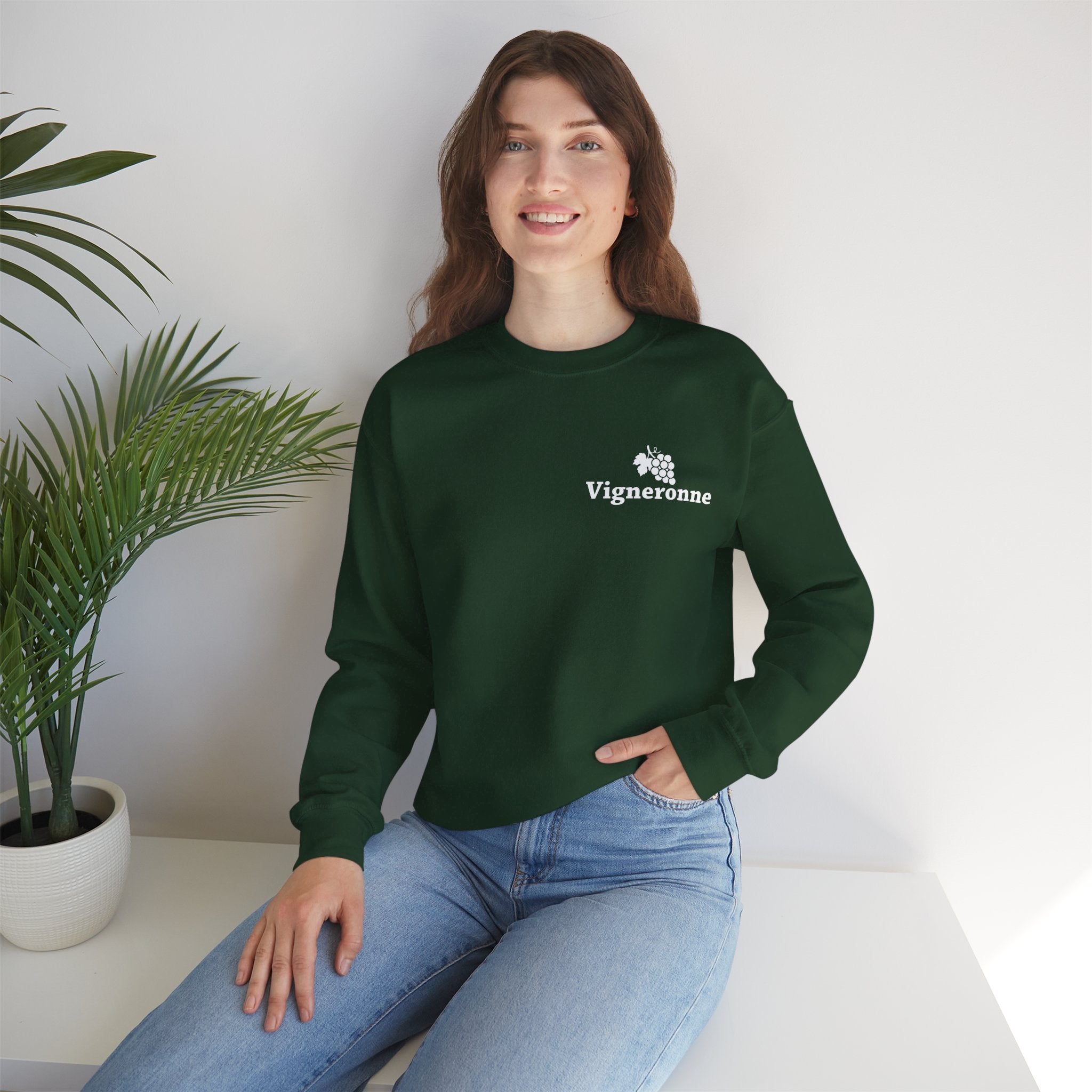 Tenue pour viticultrice moderne, sweatshirt de qualité pour le travail au chais.